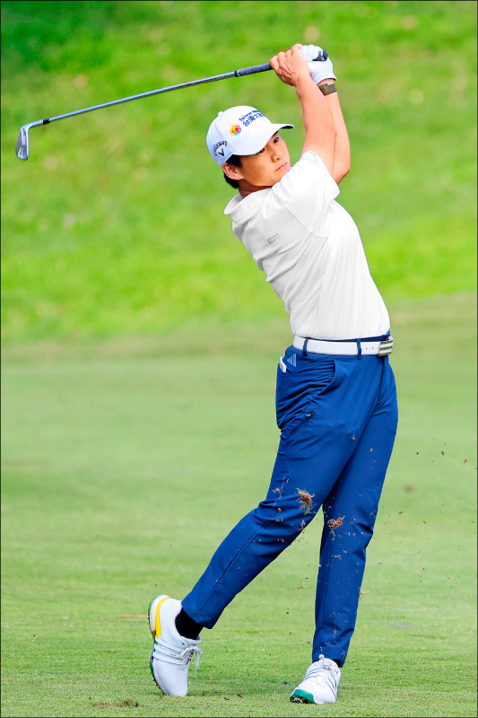 台灣「微笑球后」曾雅妮在鴻海女子高爾夫公開賽中展現流暢揮桿，首輪成績為台將最佳。