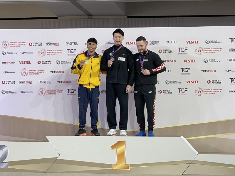 台灣「世界貓王」唐嘉鴻在體操世界盃單槓決賽中展現優美身手，連兩站奪得金牌。