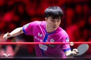 林昀儒在 2026 澳門桌球世界盃展現反手擰拉技術，直落三擊敗對手奪下首勝。