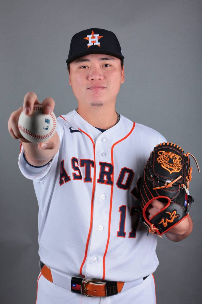 台灣投手鄧愷威身穿休士頓太空人隊球衣，成功進入 2026 年 MLB 開季名單。