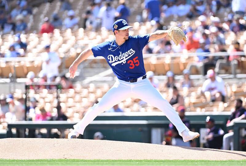 MLB 道奇隊右投史東（Gavin Stone）在投手丘上準備投球，他近期因右肩不適恐缺席開幕戰。