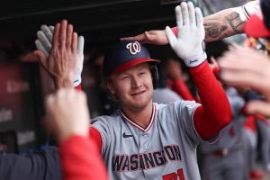 國民隊外野手維默在比賽中慶祝，他追平了大聯盟開季連續 10 打席上壘的歷史紀錄。