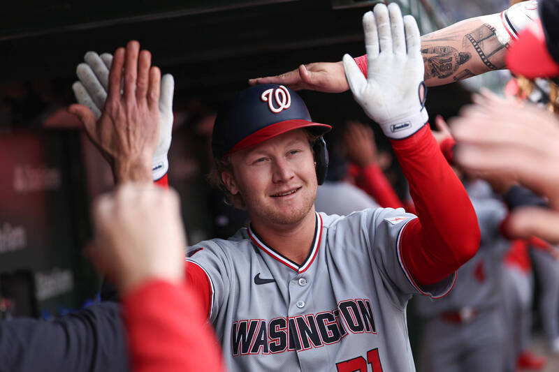 國民隊外野手維默在比賽中慶祝，他追平了大聯盟開季連續 10 打席上壘的歷史紀錄。