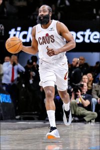 NBA 騎士隊球星哈登（James Harden）在比賽中持球組織進攻，他於此役達成生涯罰球命中數史上第 3 的里程碑。