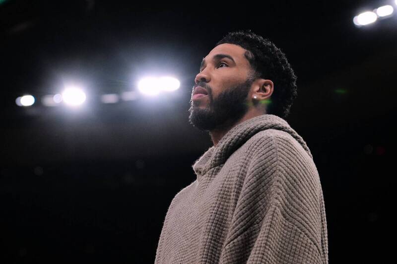 塞爾提克球星塔圖姆（Jayson Tatum）眼神堅毅，他將在克服跟腱重傷後，於明日對戰獨行俠的比賽中正式復出。