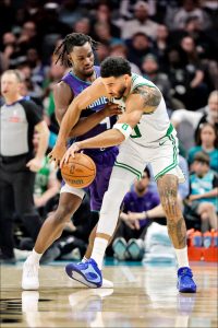 塞爾提克球星塔圖姆在對陣黃蜂的比賽中持球進攻，帶領球隊達成 50 勝並晉級季後賽。