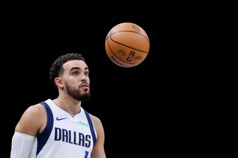 NBA 資深控衛瓊斯（Tyus Jones）在場上專注觀察對手，他已正式加盟丹佛金塊隊提升後場深度。