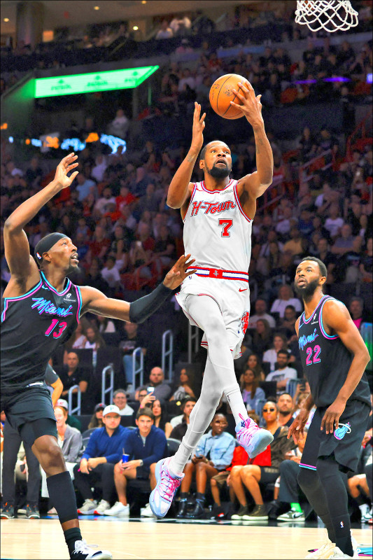 NBA 火箭隊球星杜蘭特 (Kevin Durant) 在比賽中持球切入，他在此役得分超越布萊恩成為歷史第五。