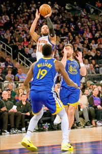 尼克隊球星布朗森（Jalen Brunson）在對陣勇士的比賽中跳投出手，全場砍下 30 分率隊完成大逆轉。