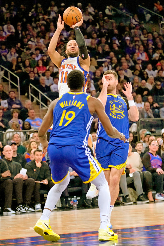 尼克隊球星布朗森（Jalen Brunson）在對陣勇士的比賽中跳投出手，全場砍下 30 分率隊完成大逆轉。