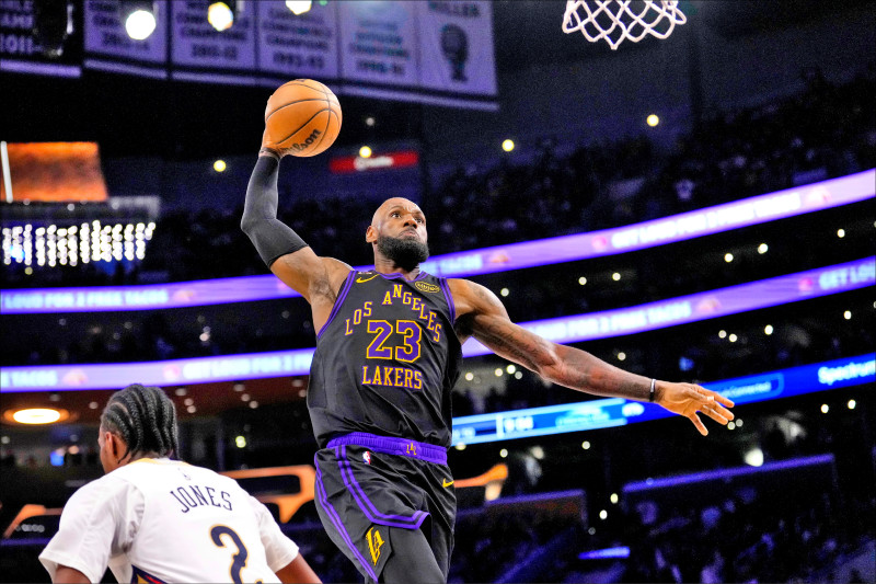 湖人球星詹姆斯（LeBron James）在對戰鵜鶘比賽中上演強力扣籃，率領球隊逆轉勝。