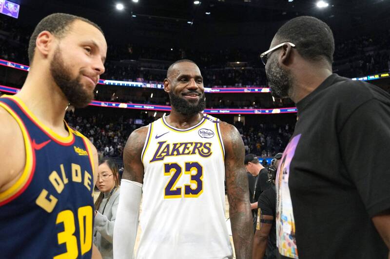 湖人球星詹姆斯（LeBron James）與勇士球星柯瑞（Stephen Curry）、格林（Draymond Green）在賽場上交談，三人的未來動向引發熱議。