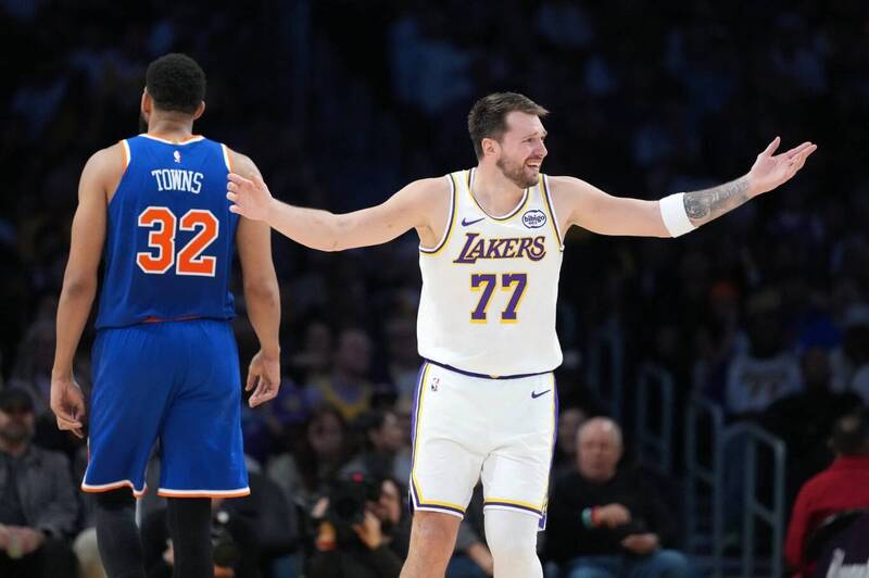 湖人球星東契奇（Luka Doncic）在場上對裁判判決表示不滿。