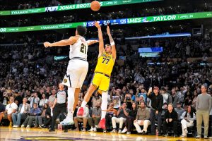 湖人球星東契奇（Luka Doncic）在比賽中展現全能身手，率隊擊敗金塊。