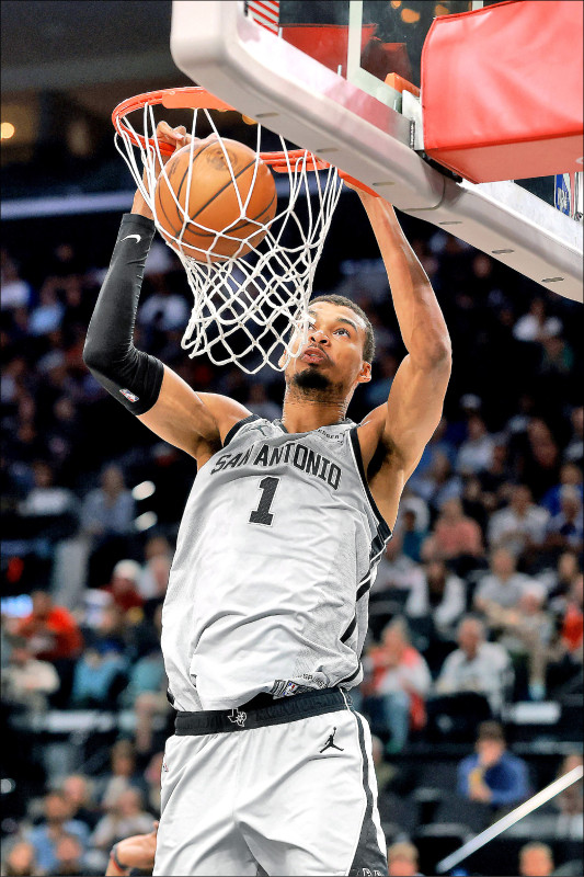 馬刺隊溫班亞瑪（Victor Wembanyama）在比賽中展現驚人臂展扣籃，助球隊達成單季 50 勝。