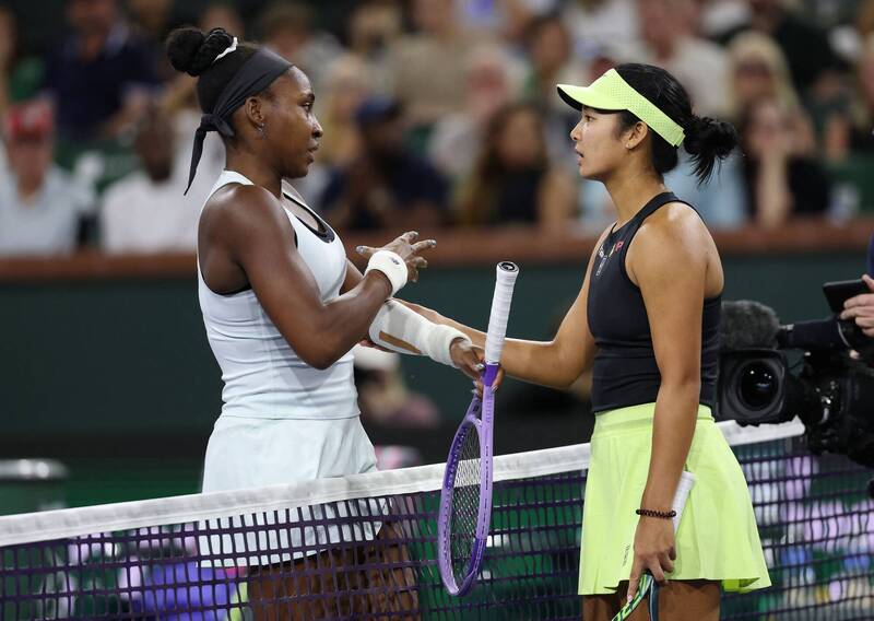 菲律賓新星艾亞拉（Alexandra Eala）於印地安泉大師賽與高芙（Coco Gauff）握手致意，並暖心關懷其傷勢。