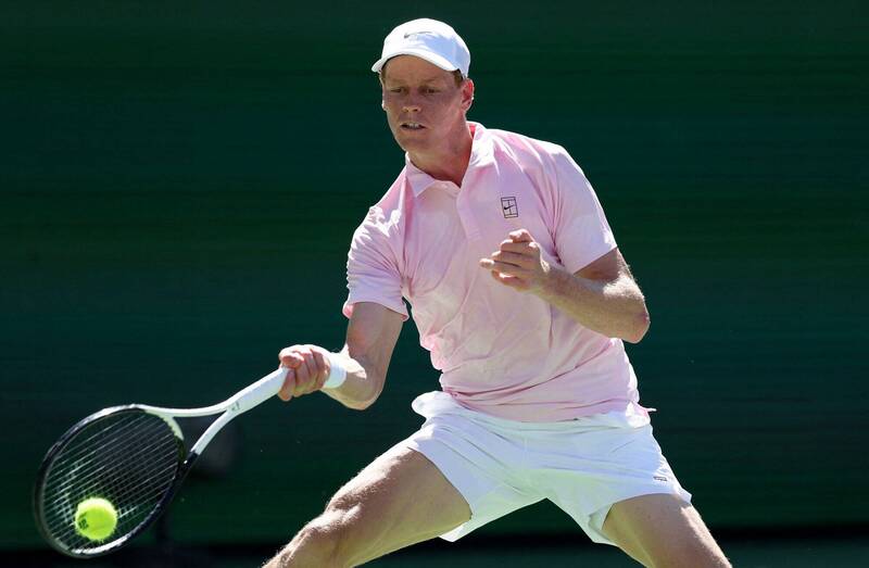 義大利網球名將辛納（Jannik Sinner）在印地安泉網賽中展現犀利反手回擊，成功挺進男單 4 強。