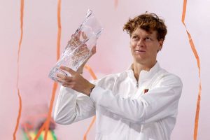 義大利網球好手辛納捧起邁阿密大師賽冠軍獎盃，慶祝達成陽光雙冠紀錄。