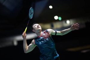 台灣羽球好手王子維在場上全神貫注準備發球，力求在奧爾良大師賽爭取佳績。