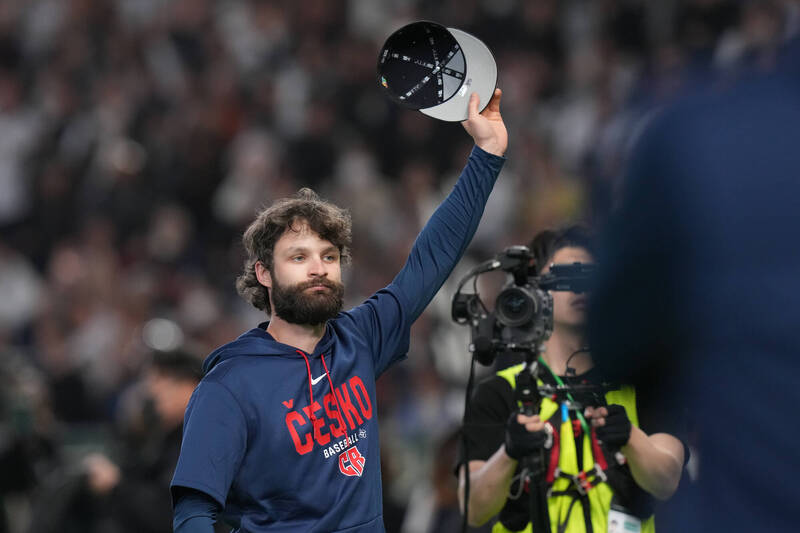 捷克強投薩托利亞（Ondrej Satoria）在東京巨蛋向全場球迷脫帽致意，告別國家隊生涯。