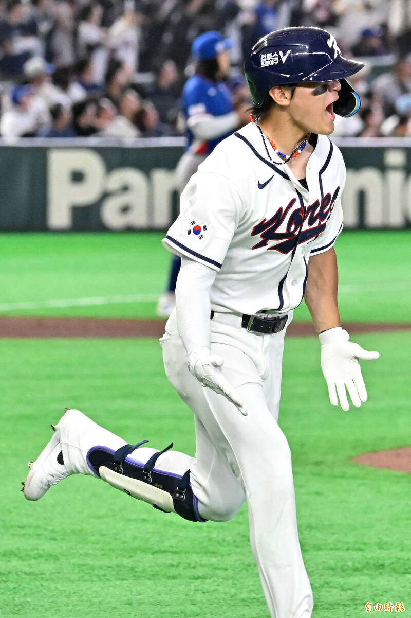 南韓隊強打金倒永（Kim Do-young）在經典賽中奮力奔跑慶祝，他在對台一役表現亮眼。