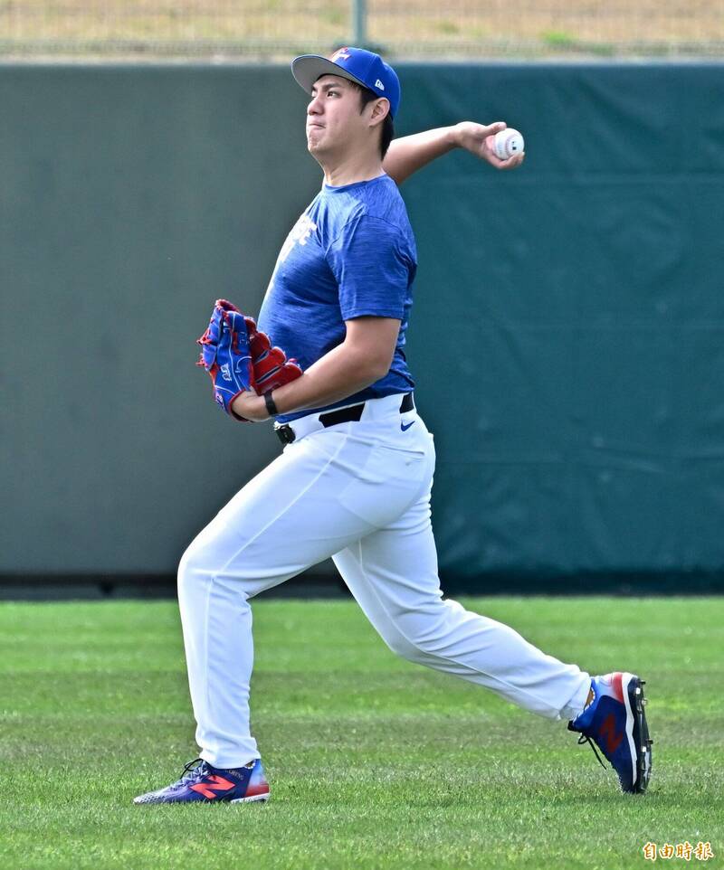 台灣隊先發投手鄭浩均在場邊備戰，他以 190 公分的身高優勢與火球球速備受日本隊警戒。