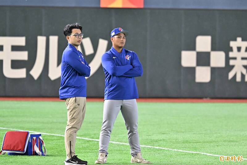 台灣隊總教練曾豪駒與李灝宇在場邊討論，李灝宇因輕微拉傷遺憾退出經典賽。