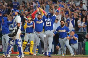 委內瑞拉隊球員慶祝隊史首度闖入經典賽冠軍戰，明天將與美國隊爭冠。