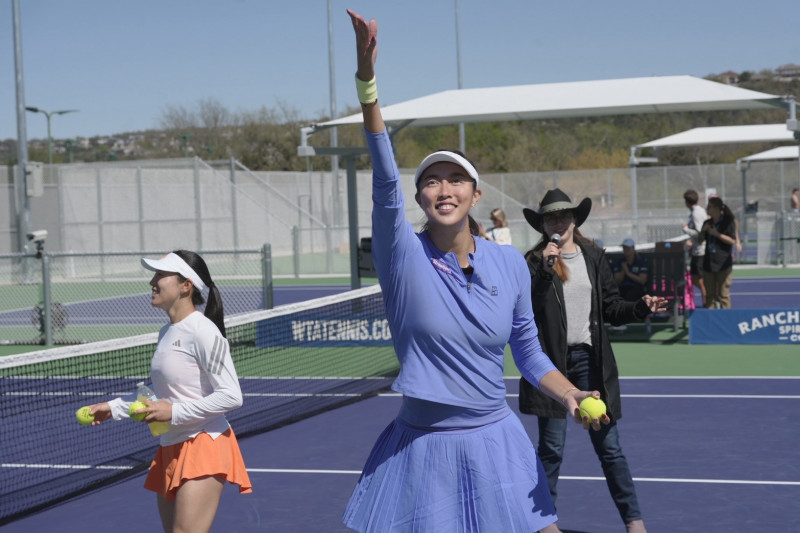台灣網球好手詹皓晴（右）與搭檔在賽場上展現活力，將在奧斯汀女網賽 4 強上演台灣內戰。