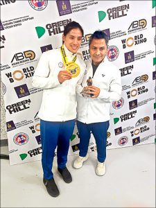 台灣拳擊女王陳念琴(左)奪得 2026 年亞錦賽女子 65 公斤級金牌,賽後開心地展示金牌與獎座。