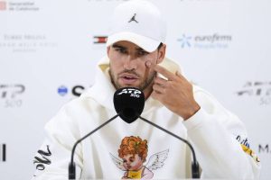 西班牙名將艾卡拉茲(Carlos Alcaraz)出席記者會宣布因右手腕受傷退賽,神情顯得落寞。