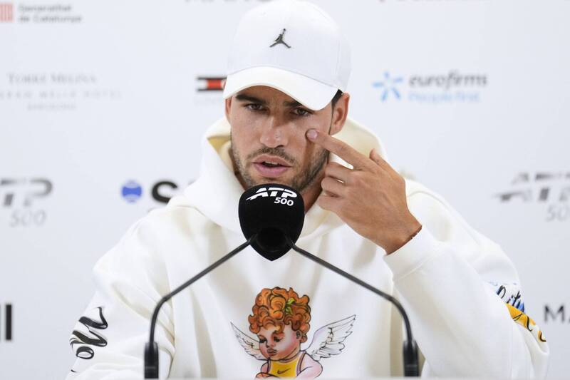 西班牙名將艾卡拉茲（Carlos Alcaraz）出席記者會宣布因右手腕受傷退賽，神情顯得落寞。