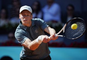 當今網球球王辛納（Jannik Sinner）在馬德里紅土大師賽展現優異球技，順利挺進 16 強並延續連勝紀錄。