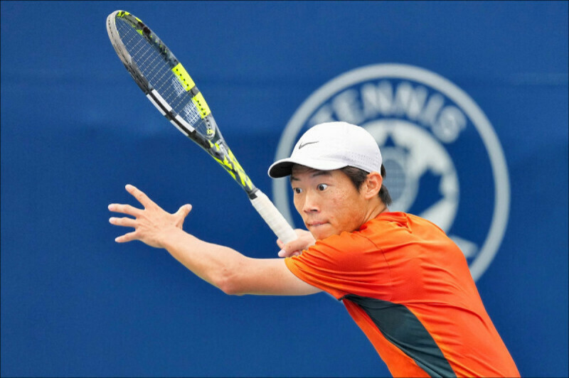 台灣網球一哥曾俊欣在葡萄牙紅土挑戰賽中展現精湛球技，成功擊敗美國種子選手晉級。