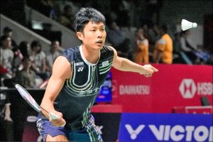 台灣羽球一哥周天成在亞錦賽賽場上奮力揮拍，挺進男單 16 強。