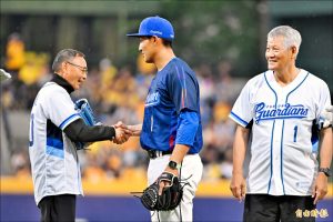 富邦悍將外野手林哲瑄（中）於引退儀式上與親友、嘉賓握手致意，告別職業球員生涯。