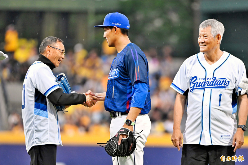 富邦悍將外野手林哲瑄（中）於引退儀式上與親友、嘉賓握手致意，告別職業球員生涯。