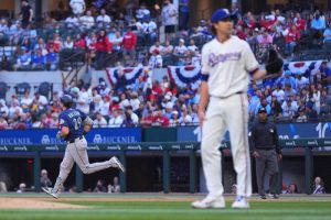 水手隊重砲羅里（Cal Raleigh）繞壘慶祝本季首轟，他在一局上面對德葛隆纏鬥 12 球後擊出全壘打。