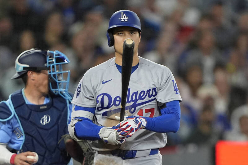 道奇隊大谷翔平今日以投打二刀流身分出賽，打擊端達成跨季連 43 場上壘。