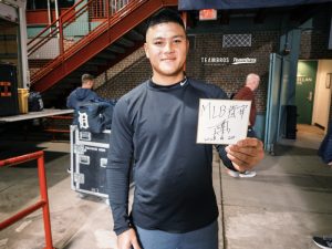 台灣好手李灝宇在達成大聯盟首安紀錄後，親筆於紀念球寫下「MLB首安」並簽名留念。