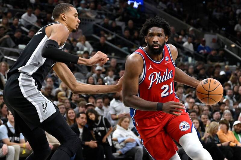 費城七六人球星恩比德（Joel Embiid）驚傳闌尾炎緊急動刀，本季回歸時間尚不明朗。