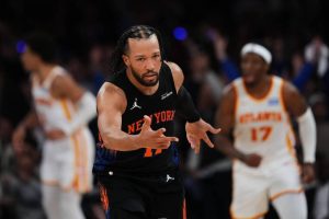 尼克隊後衛布朗森（Jalen Brunson）在對陣老鷹的季後賽中狂砍 39 分，帶領球隊取得系列賽聽牌優勢。