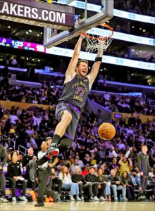 湖人球星東契奇在比賽中完成灌籃，慶祝球隊奪下季後賽門票並寫下單月得分紀錄。