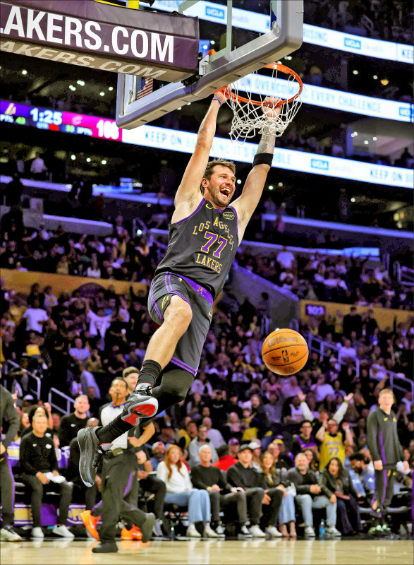 湖人球星東契奇在比賽中完成灌籃，慶祝球隊奪下季後賽門票並寫下單月得分紀錄。