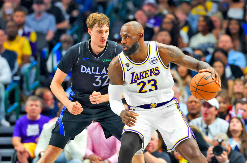 獨行俠新秀佛拉格（Cooper Flagg）在比賽中對位詹姆斯（LeBron James），全場狂砍 45 分寫下新秀紀錄。