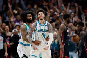 夏洛特黃蜂球星小波爾（LaMelo Ball）與隊友在附加賽絕殺熱火後熱烈慶祝。