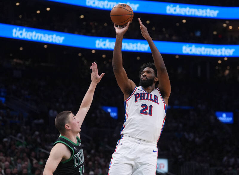 七六人隊球星恩比德（Joel Embiid）在對陣塞爾提克的季後賽第五戰中攻下 33 分，率隊延長戰線。