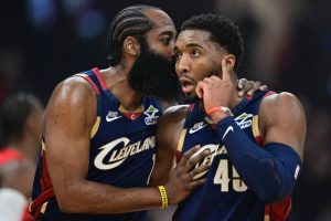 騎士隊球星哈登（James Harden）與米契爾（Donovan Mitchell）在季後賽次戰合作無間，領軍擊敗暴龍取得二連勝。