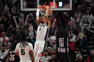 馬刺隊球星溫班亞瑪（Victor Wembanyama）在季後賽復出後大展神威，單場送出 7 次阻攻並帶領球隊完成逆轉。