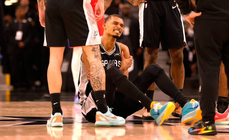 馬刺球星溫班亞瑪（Victor Wembanyama）在比賽中因肋骨挫傷倒地神情痛苦。